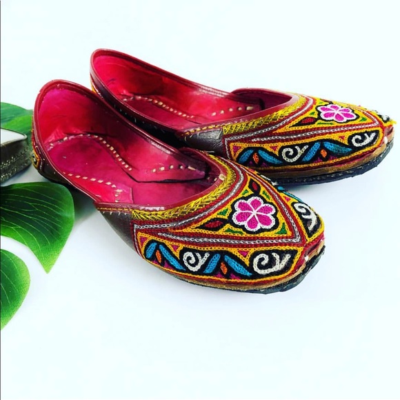 Handmade ethnic embroidered flats - Picture 2 of 4
